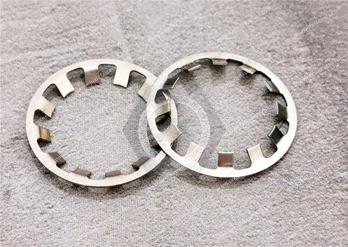 Light retaining ring